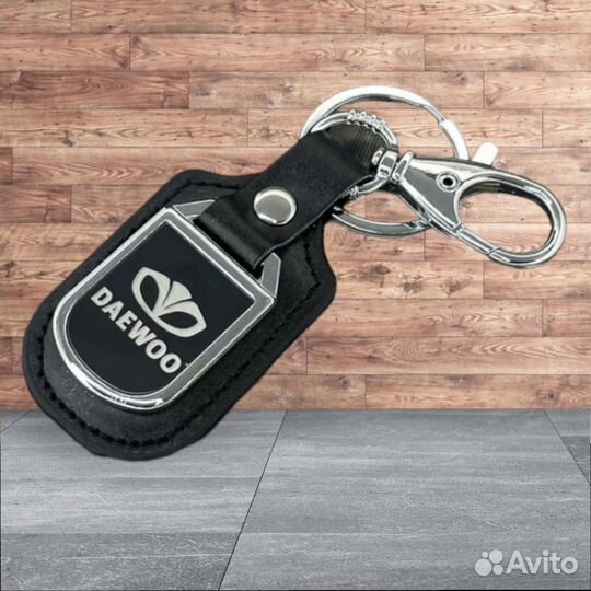 Брелок черныйзеркальный с лого Daewoo