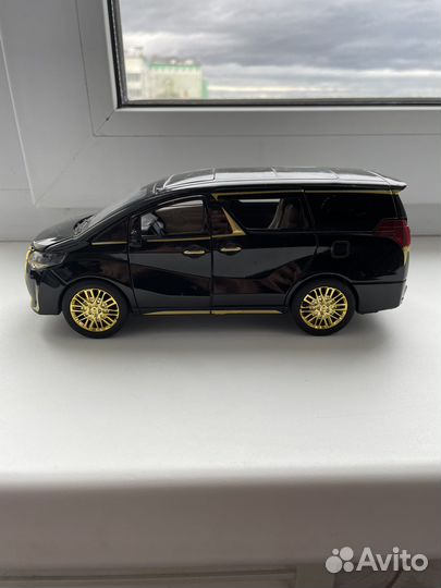 Модель автомобиля «Lexus LM300H» 1:24