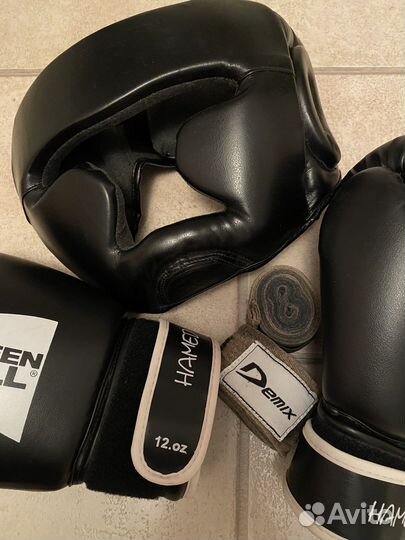 Боксерский шлем и перчатки
