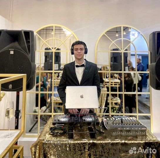Диджей с оборудованием