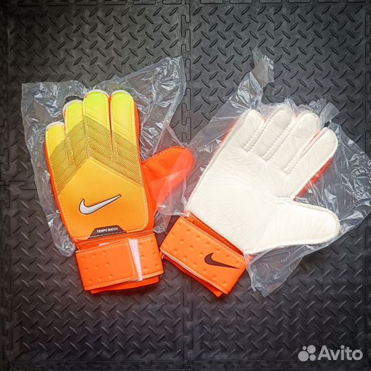 Вратарские перчатки Найк новые
