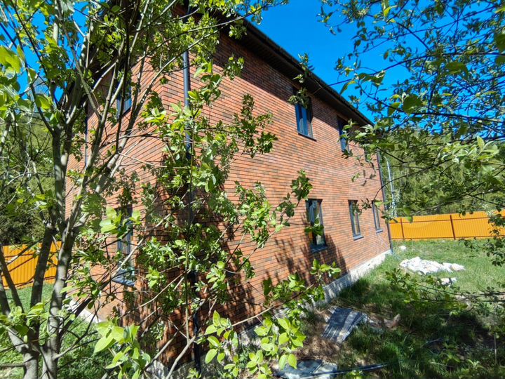 Дом 215 м² на участке 5 сот.