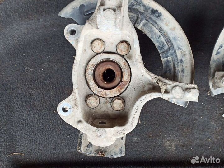 Поворотный кулак левый Renault Latitut