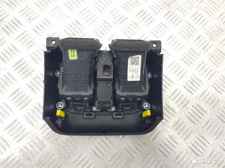 846R0-N7000NNB Дефлектор обдува салона Hyundai Tu