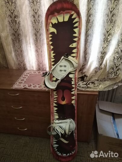 Сноуборд с креплениями и горнолыжными очками