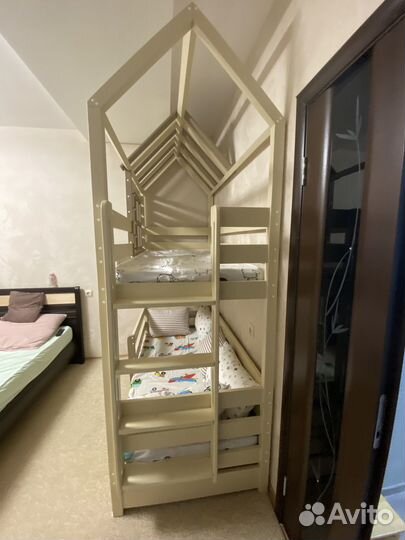 Кровать-домик двухъярусная