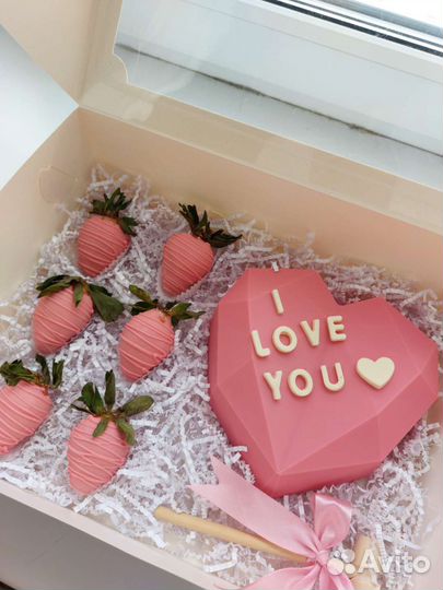 Шоколадная пиньята сердце с подарком