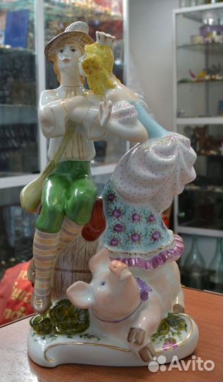 Фарфоровая статуэтка 