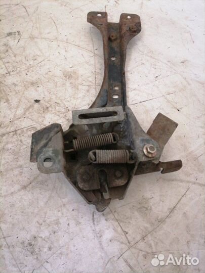 Замок капота с кронштейном Kia Sportage 1 FE-dohc