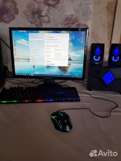 Компьютер с монитором и клавиатурой