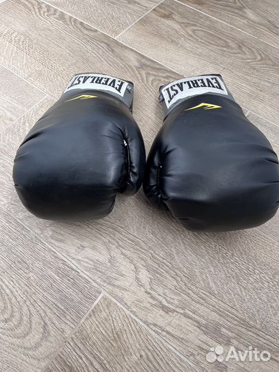 Боксерские перчатки 12 oz Everlast спаринговые