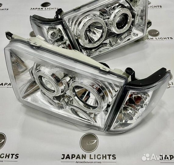 Фары линзовые с анг. глазками хром передние Toyota