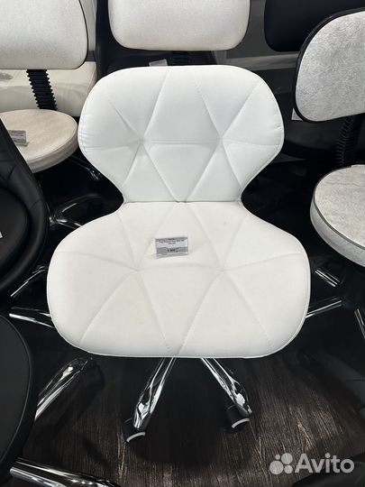 Стул мастера на колесах