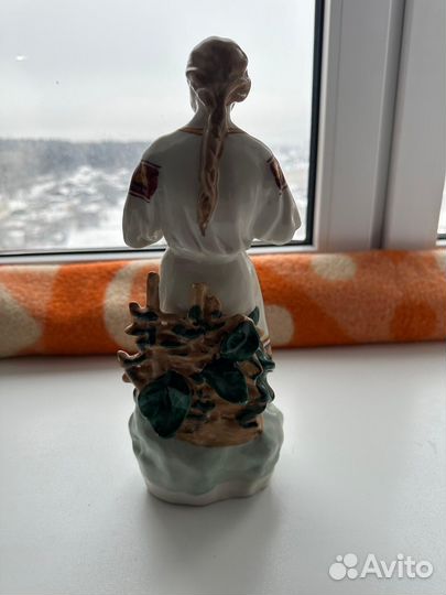 Статуэтка девушка фарфор