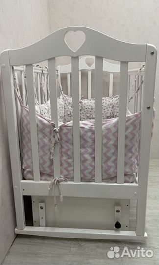Детская кроватка с маятником