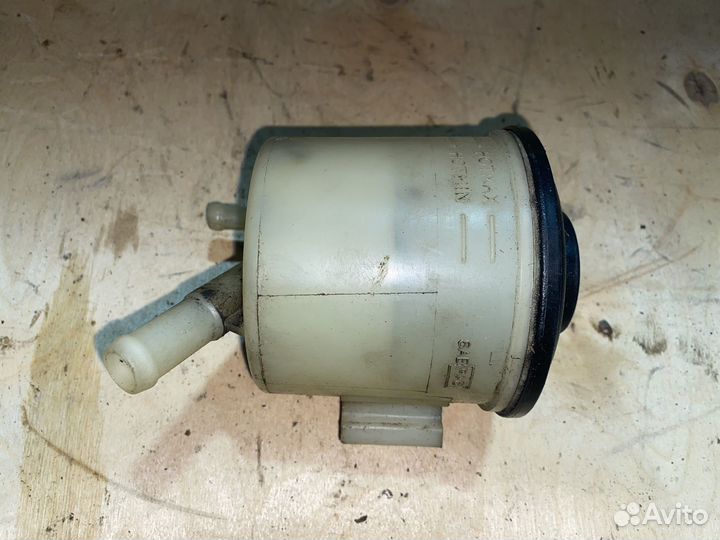 Nissan bluebird u14 бачок гур