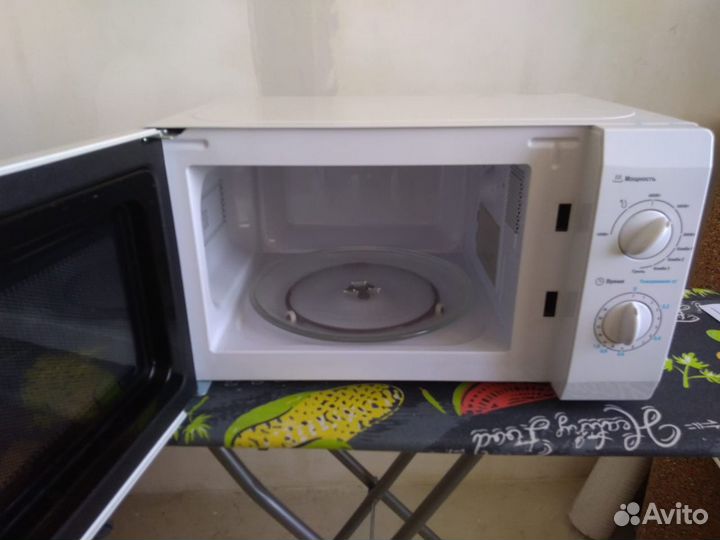 Микроволновая печь Midea MG820CFB-W