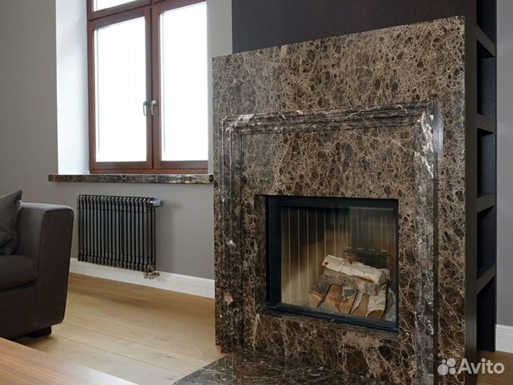 Камин из коричневого мрамора