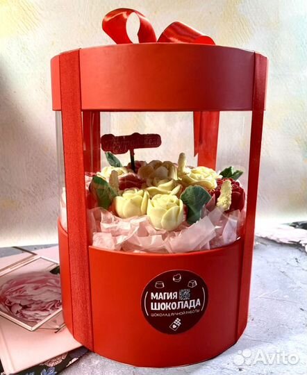 Сладкий подарок из шоколадных цветов