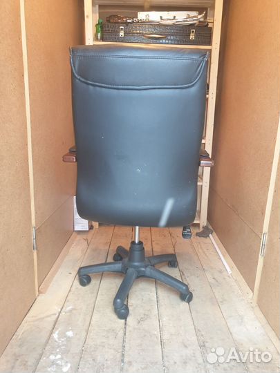Офисное кожаное кресло руководителя