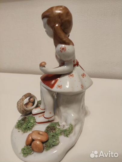 Статуэтка девочка собирает грибы
