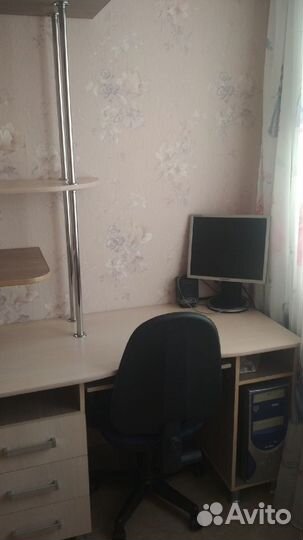 Письменный стол соединённый с 2 шкафами