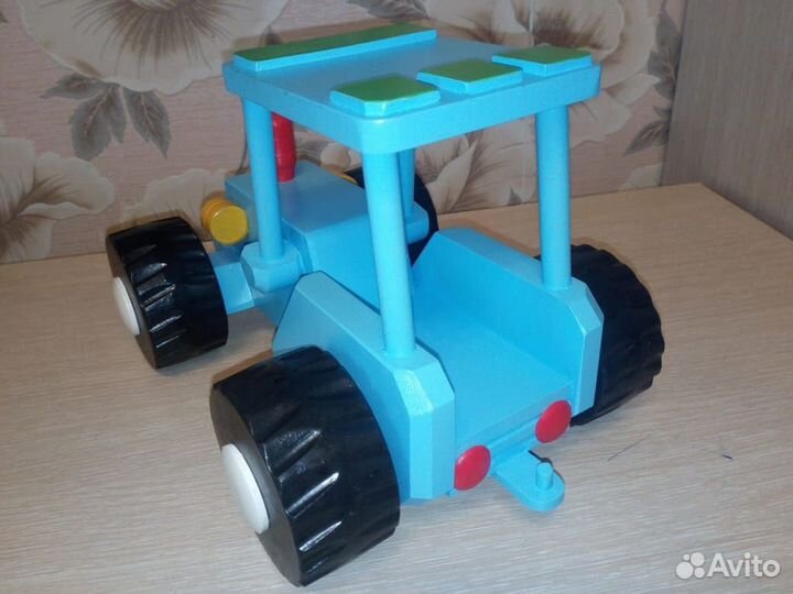 Трактор из дерева ручной работы