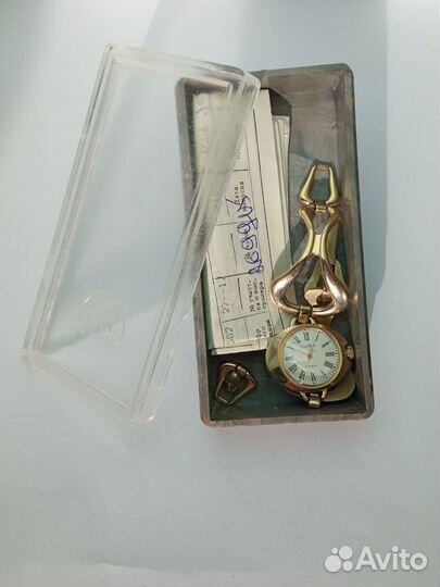 Женские часы слава позолота состояние новых