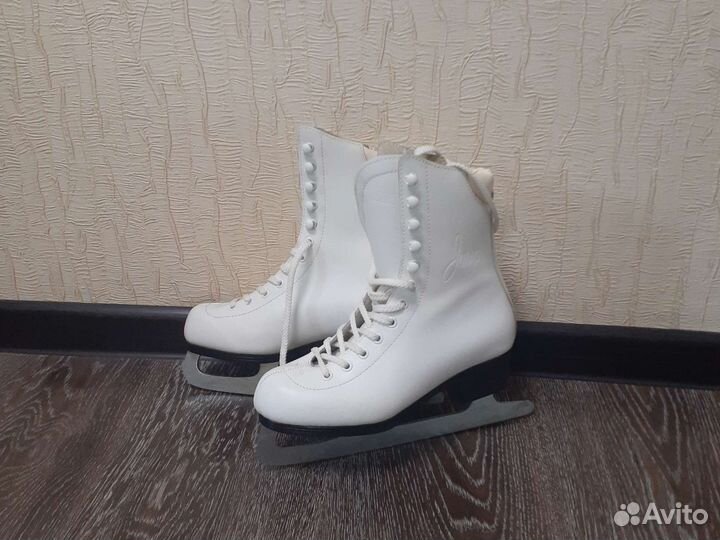 Коньки фигурные кожаные