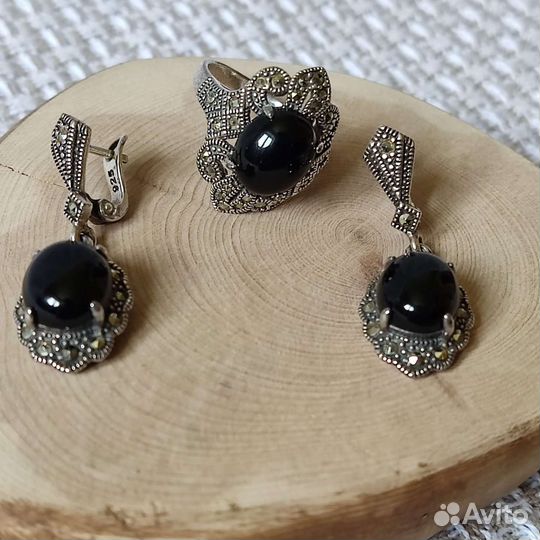 Серьги, кольцо серебряные с ониксами и марказитами