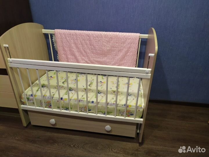 Детская кроватка с маятником