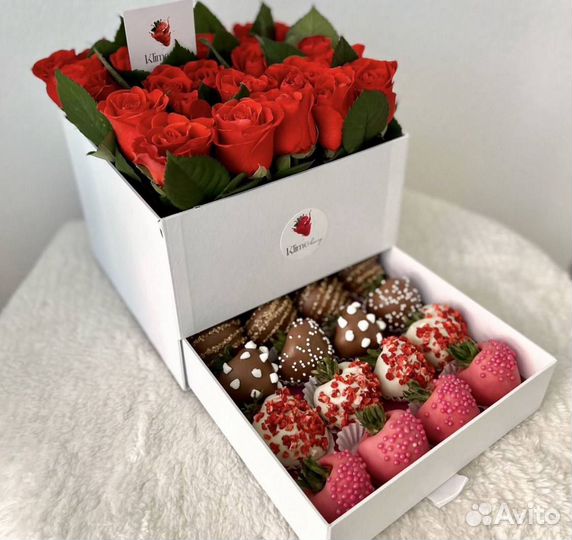 Клубника в шоколаде с цветами