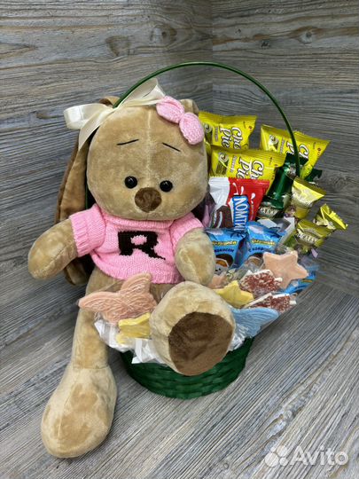 Корзина со сладостями для девочки с игрушкой