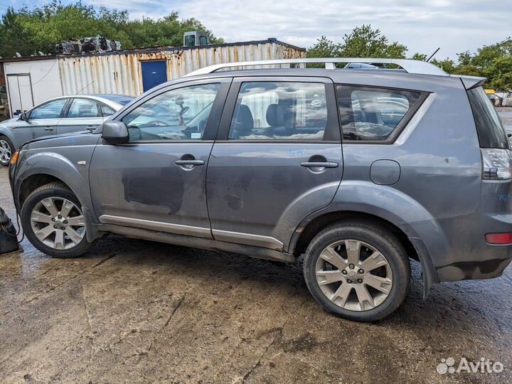 Петля крышки багажника Mitsubishi Outlander 2 2008