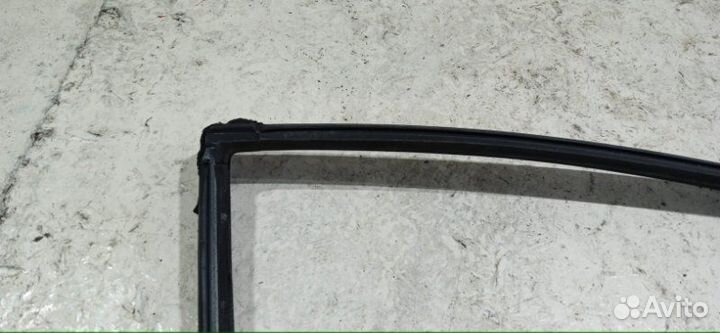 Уплотнитель стекла двери задний правый Toyota Land