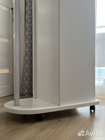 Зеркало напольное на колесиках