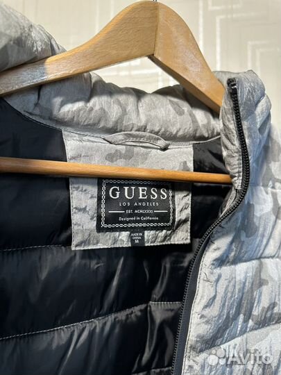 Тонкий пуховик Guess