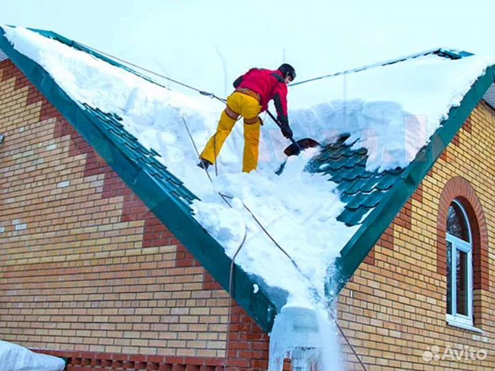 Уборка снега с крыш алпинисты
