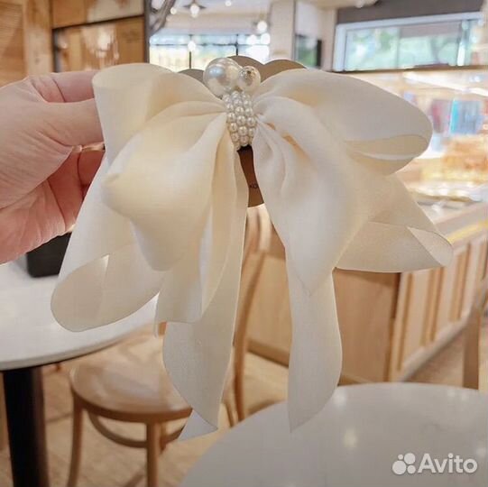 Заколка атласная с жемчугом для волос