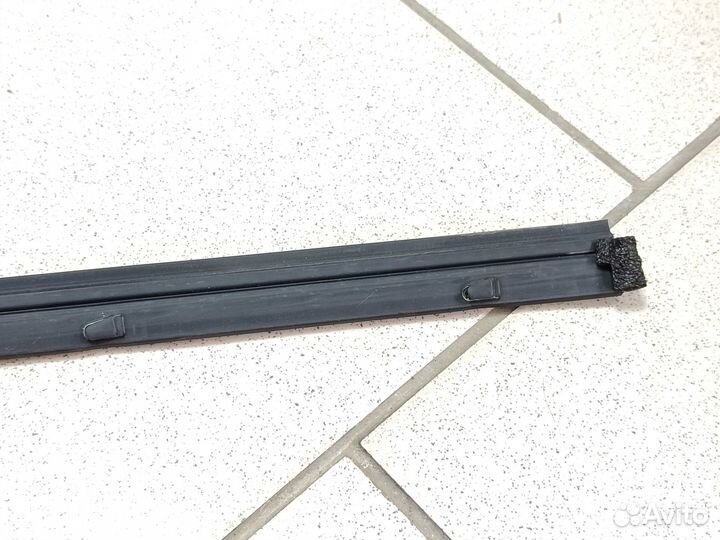 Молдинг стекла двери передний левый Toyota RAV4 40