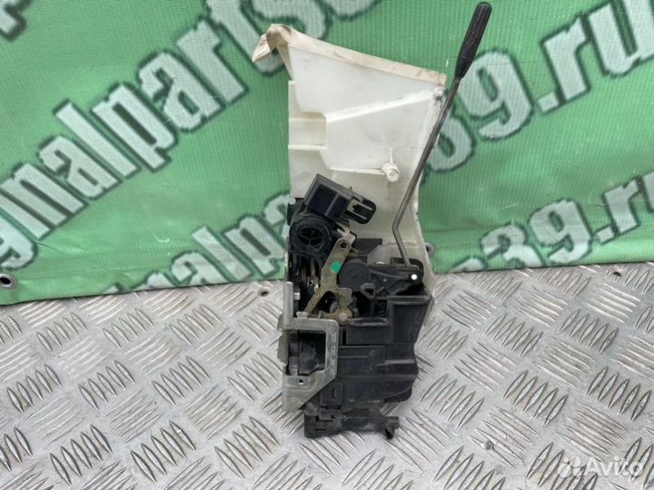 Замок двери передний левый Mercedes-Benz E-Class