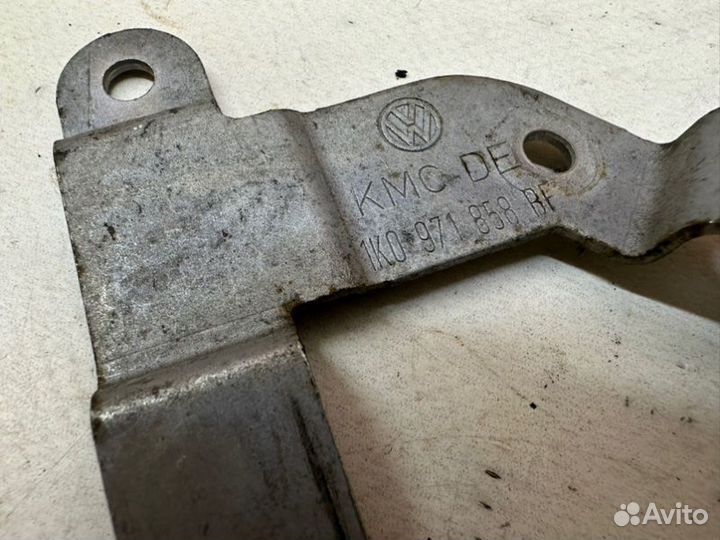 Кронштейн проводки Volkswagen Jetta 162 caxa