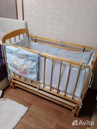 Детская кроватка с маятником