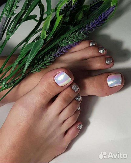 Педикюр с покрытием лаком