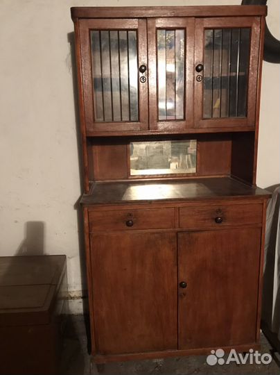 Старинный антикварный шкаф буфет
