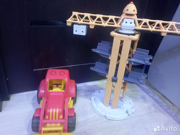 Кран и трактор