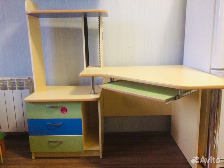 Двухъярусная кровать и шкаф