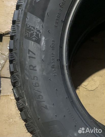 Michelin X-Ice North 4 215/65 R17