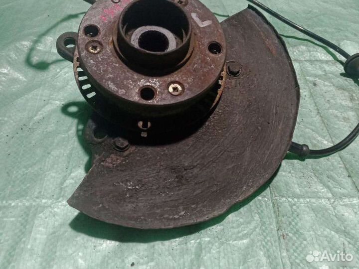 Поворотный кулак передний Volkswagen Passat B3