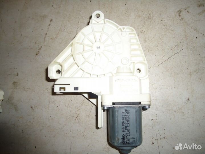Моторчик стеклоподъемника двери задней левой